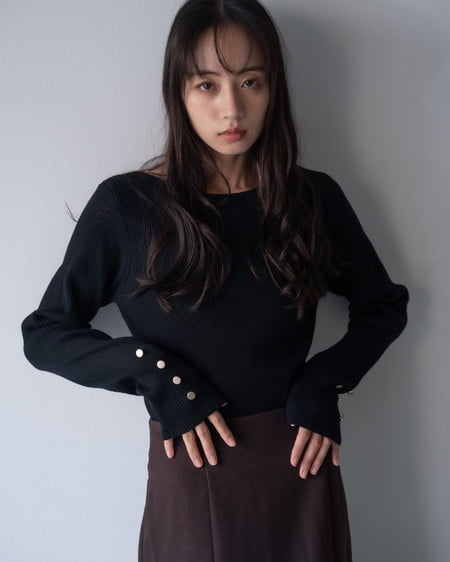 INGNI(イング) ボートネック袖金ボタンニット クロ