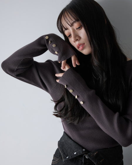 INGNI(イング) ボートネック袖金ボタンニット チャコールグレー