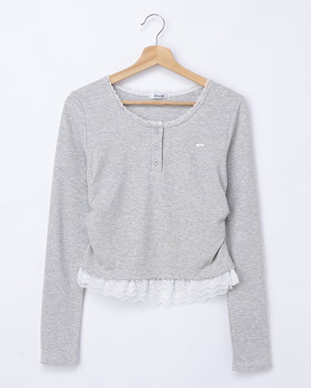 【4/8 2時までの限定価格】【一部カラー予約受付中】ヘンリーネックレース付プレートロゴ長袖リブトップス
